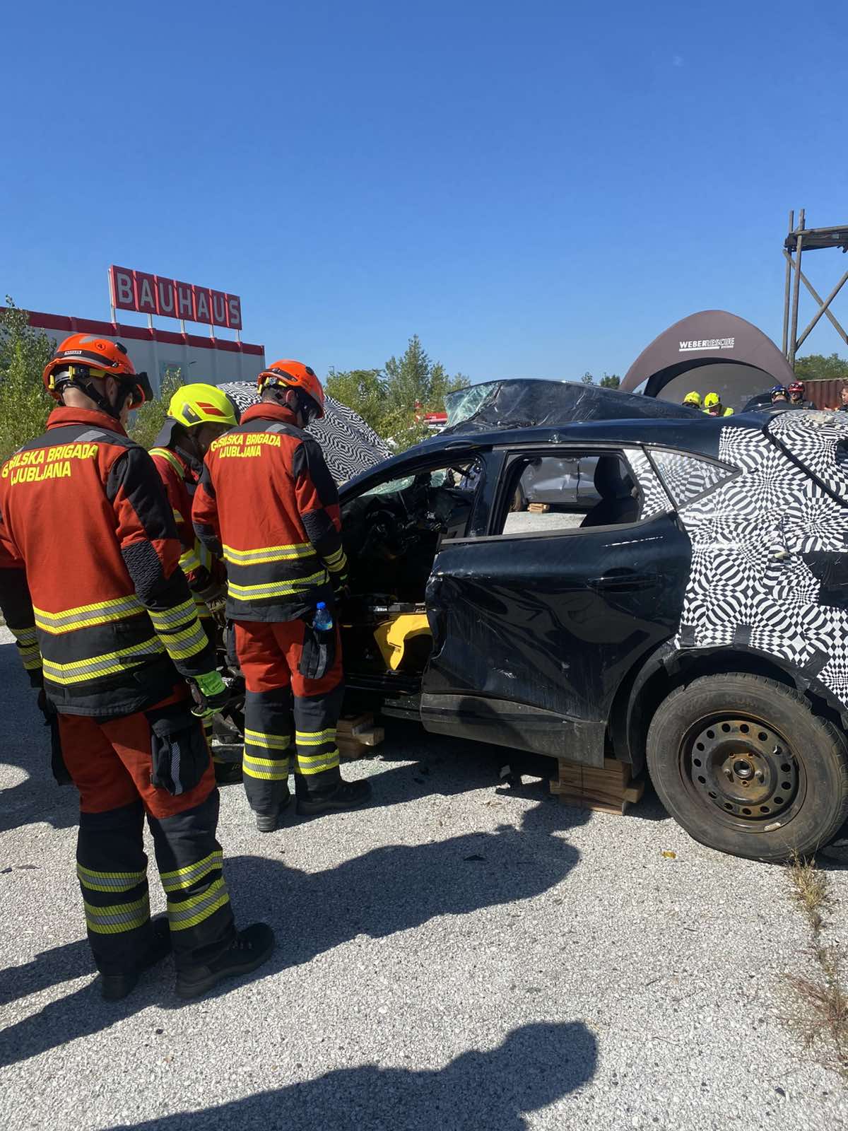 Tehnično reševanje ob prometnih nesrečah električnih in hibridnih vozil